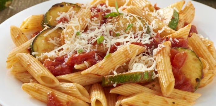 Makaron z cukinią i sosem pomidorowym