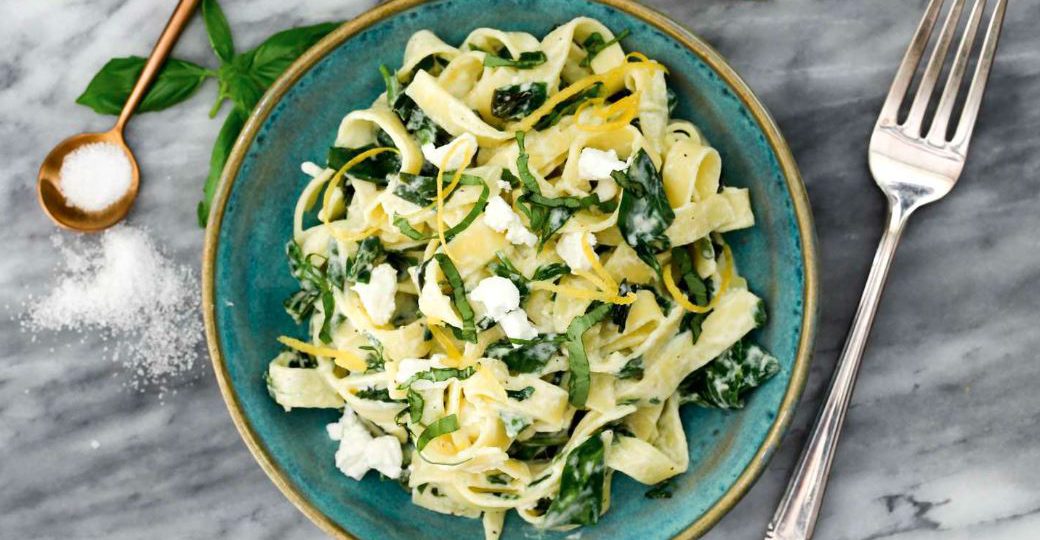 Makaron z kozim serem i bazylią 