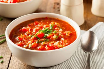 Meksykańska zupa z papryką i ogórkiem 