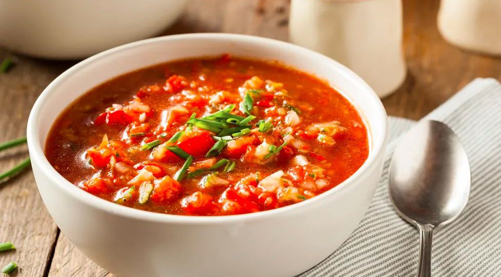 Meksykańska zupa z papryką i ogórkiem 