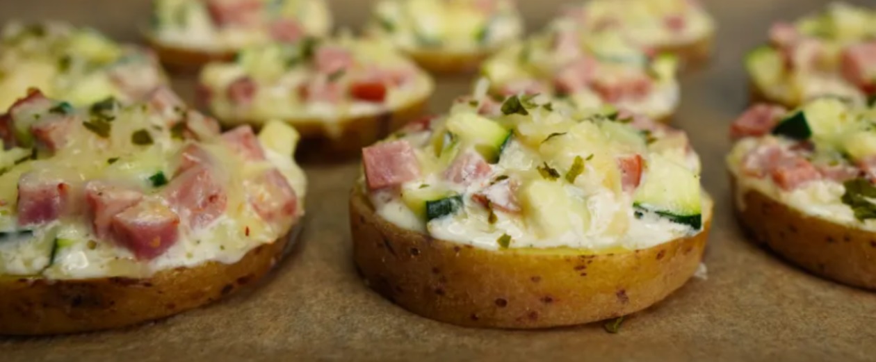 Pieczone ziemniaki z kiełbasą