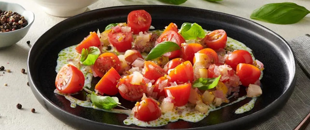 Pomidory z marynowaną cebulą