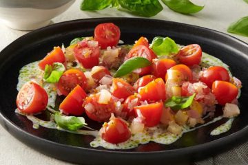 Pomidory z marynowaną cebulą