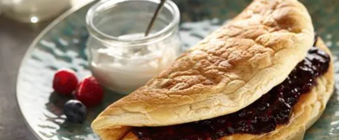 Puszysty omlet z owocami