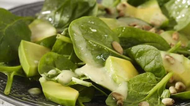 Sałatka szpinakowa z awokado