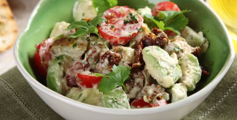 Sałatka z awokado i suszonymi pomidorami