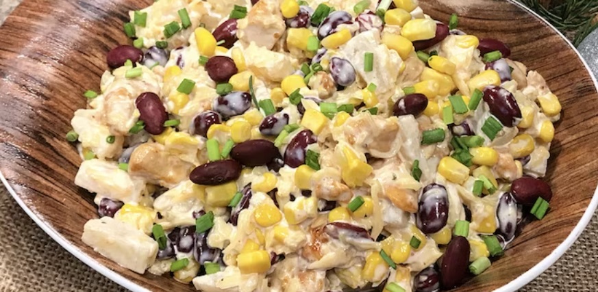 Sałatka z kurczakiem i ananasem