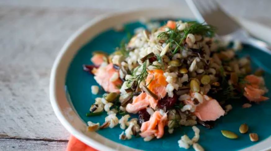 Sałatka z łososiem i dzikim ryżem