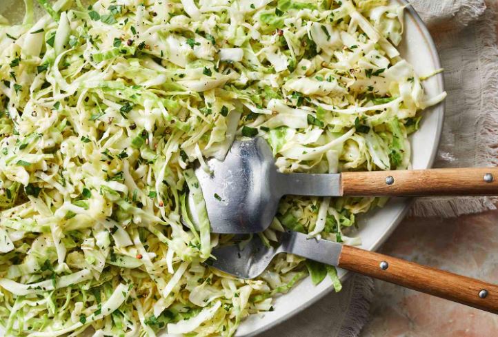 Sałatka z młodej kapusty 