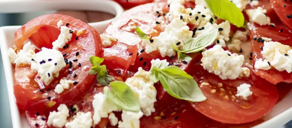 Sałatka z pomidorami i twarogiem