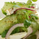 Sałatka ze świeżych ogórków