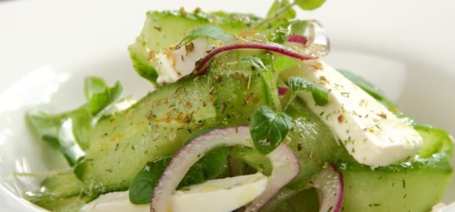 Sałatka ze świeżych ogórków