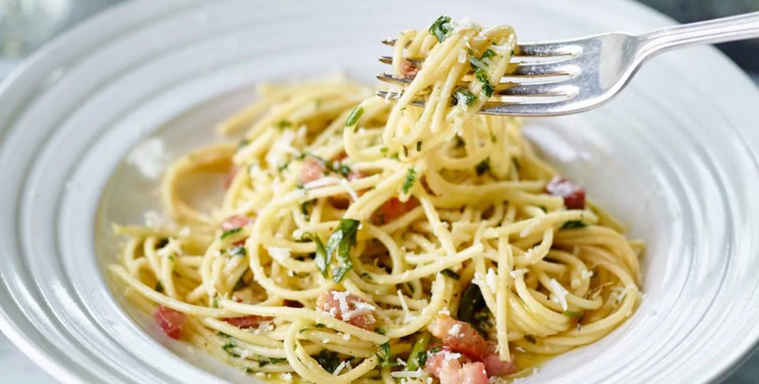 Spaghetti z masłem ziołowym