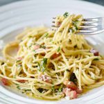 Spaghetti z masłem ziołowym