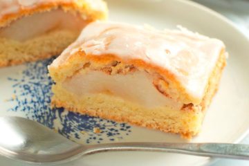 Szarlotka z połówkami jabłek 