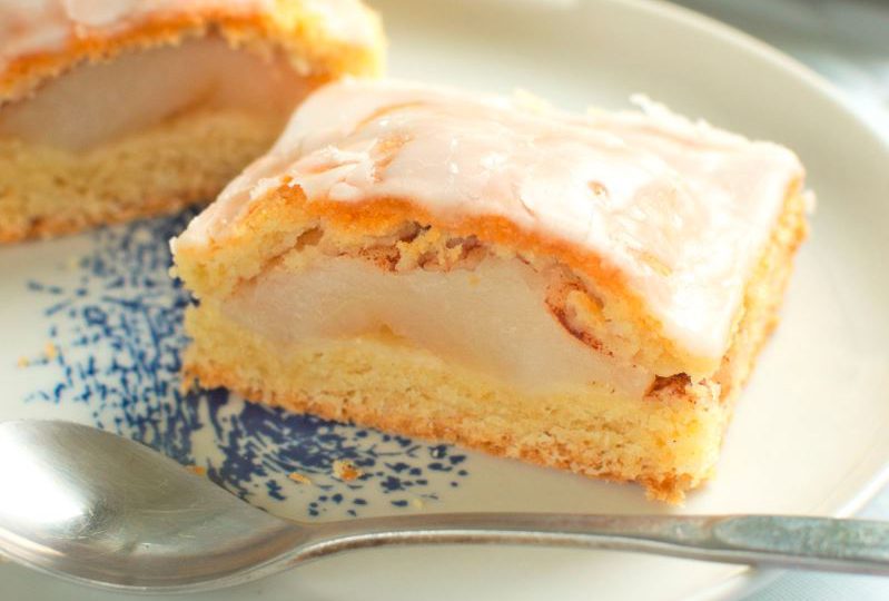 Szarlotka z połówkami jabłek 