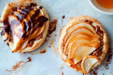 Tarlatetki z ciasta francuskiego z czekoladą i gruszkami 