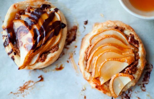 Tarlatetki z ciasta francuskiego z czekoladą i gruszkami 