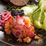 Tatar z łososia z sałatką