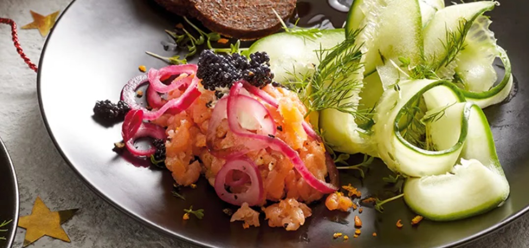 Tatar z łososia z sałatką