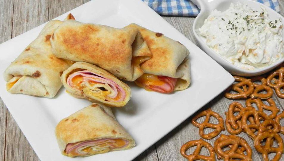 Tortilla na ciepło z serem i szynką 