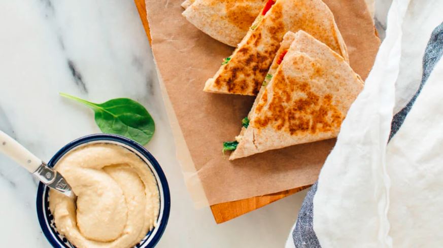 Wrap z hummusem i dodatkami 