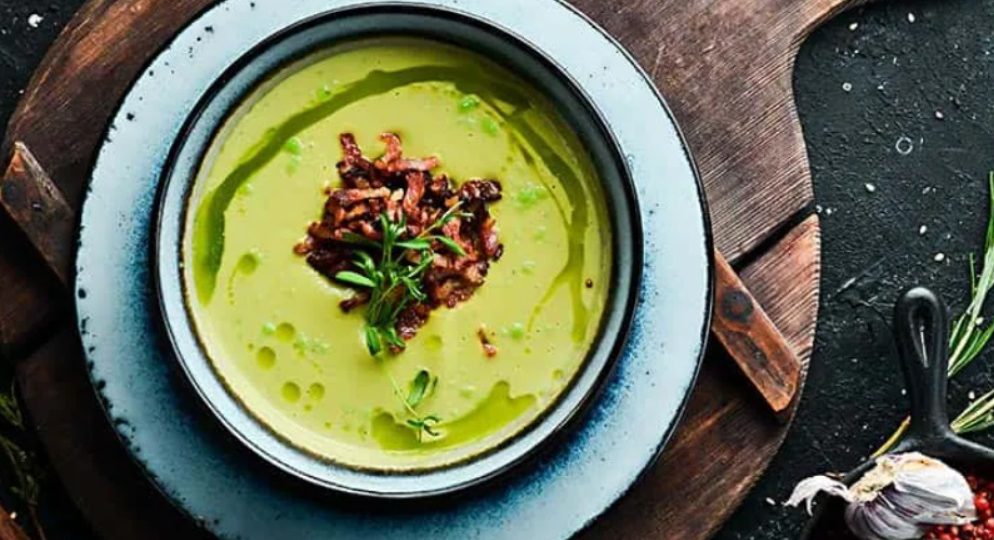 Zupa z brokułami, szpinakiem i boczkiem