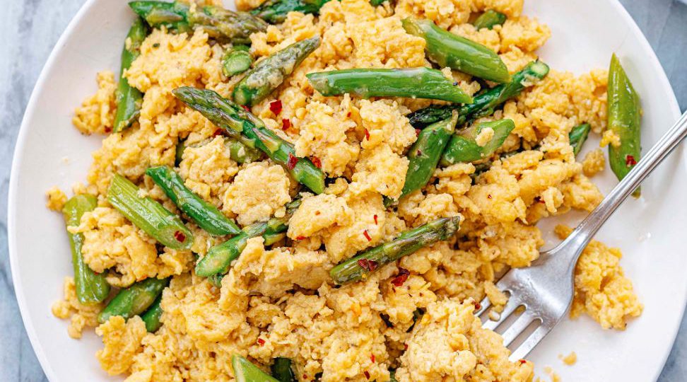 Jajecznica ze szparagami 