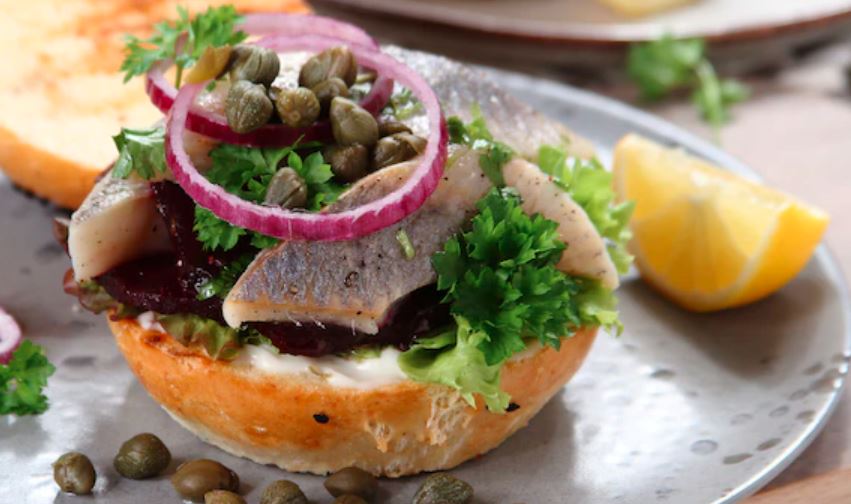 Kanapka ze śledziem i burakiem