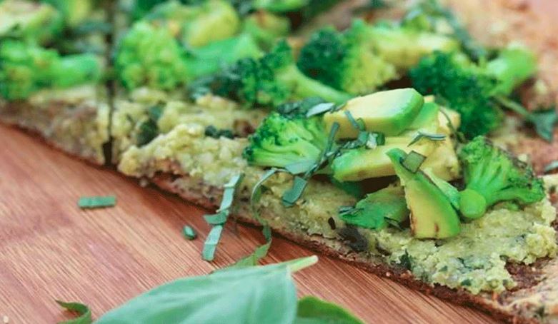 Keto pizza z brokułowym spodem 