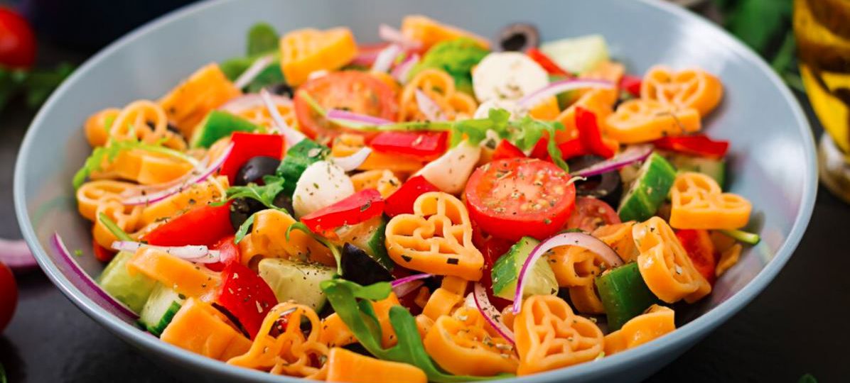 Makaronowa sałatka z mozarellą