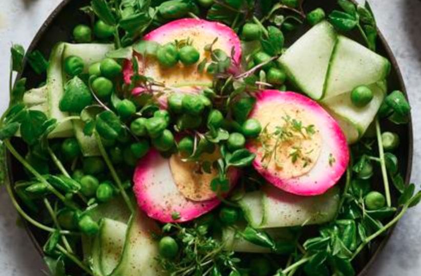 Sałatka z nowalijek z różowymi jajkami 