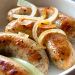 Biała kiełbasa z grilla z cebulą 