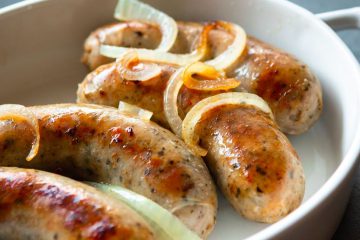 Biała kiełbasa z grilla z cebulą 