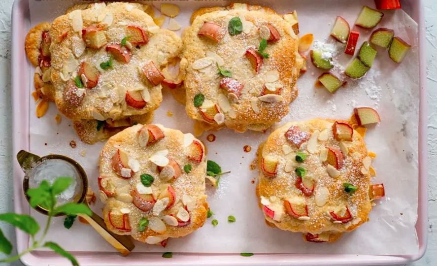 Bostock z rabarbarem 