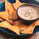 Chipsy z tortilli z sosem serowym 