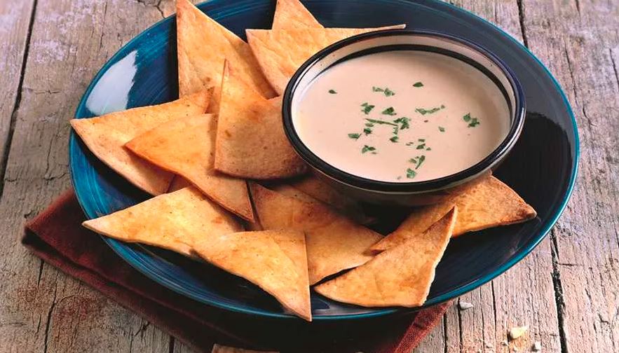 Chipsy z tortilli z sosem serowym 