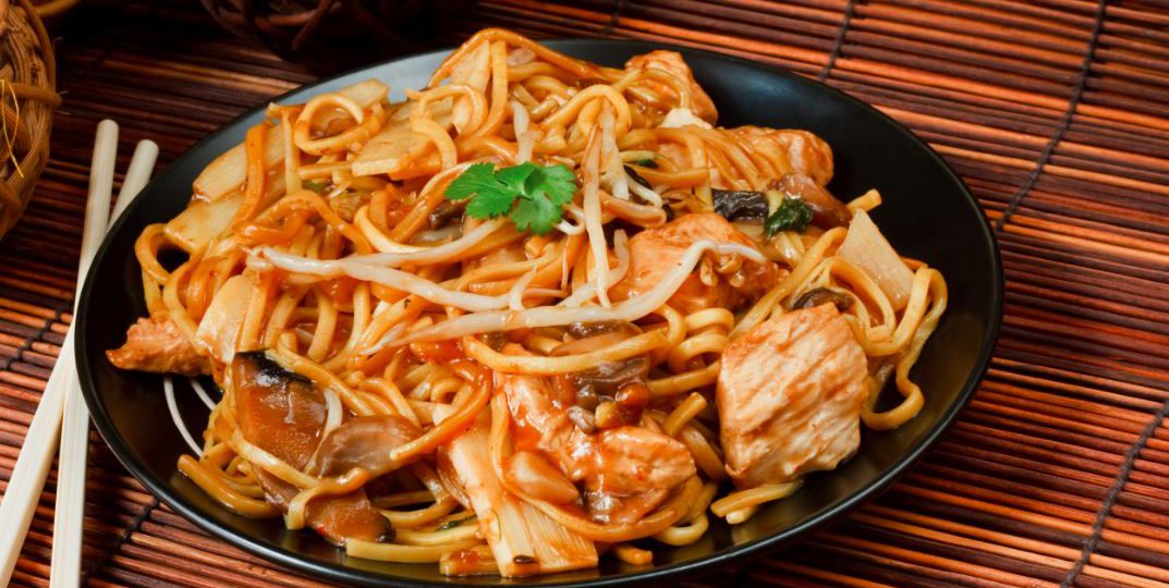 Chow Mein z kurczakiem w paście miodowo-czosnkowej