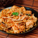 Chow Mein z kurczakiem w paście miodowo-czosnkowej 