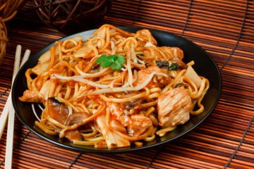 Chow Mein z kurczakiem w paście miodowo-czosnkowej 