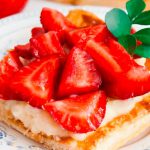 Ciastka francuskie z budyniem i truskawkami 