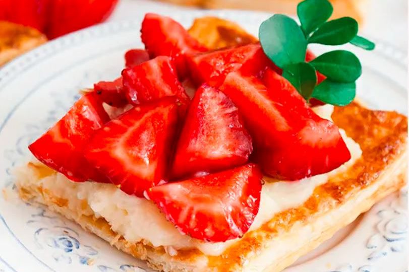 Ciastka francuskie z budyniem i truskawkami