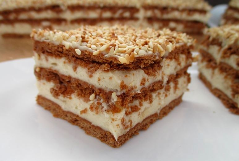 Ciasto chałwowe bez pieczenia 