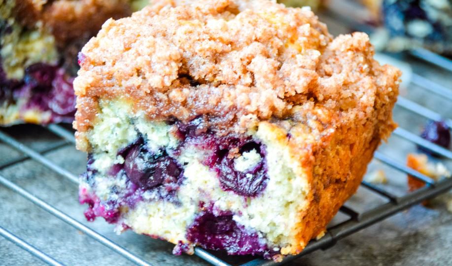 Ciasto z jagodami, kruszonką i mascarpone 