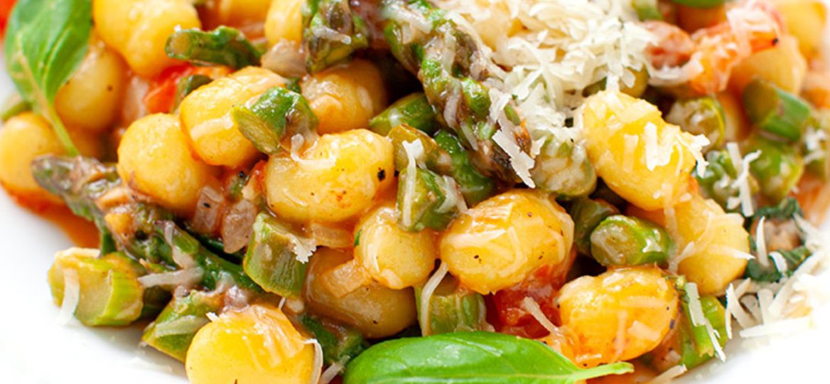 Gnocchi ze szparagami i pomidorami