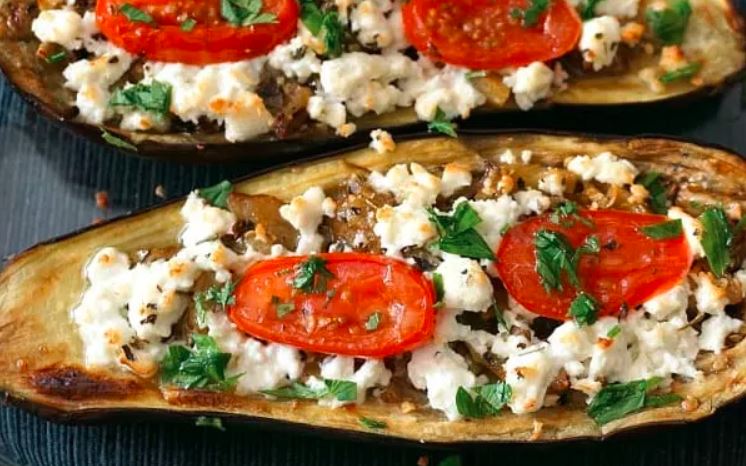 Grillowany bakłażan z fetą i salsą warzywną 