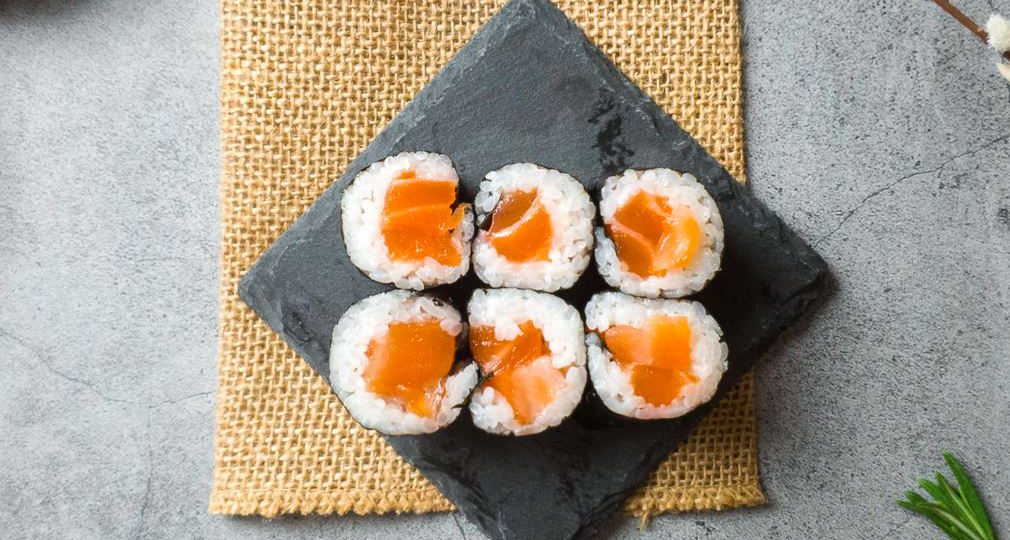 Hosomaki z łososiem 
