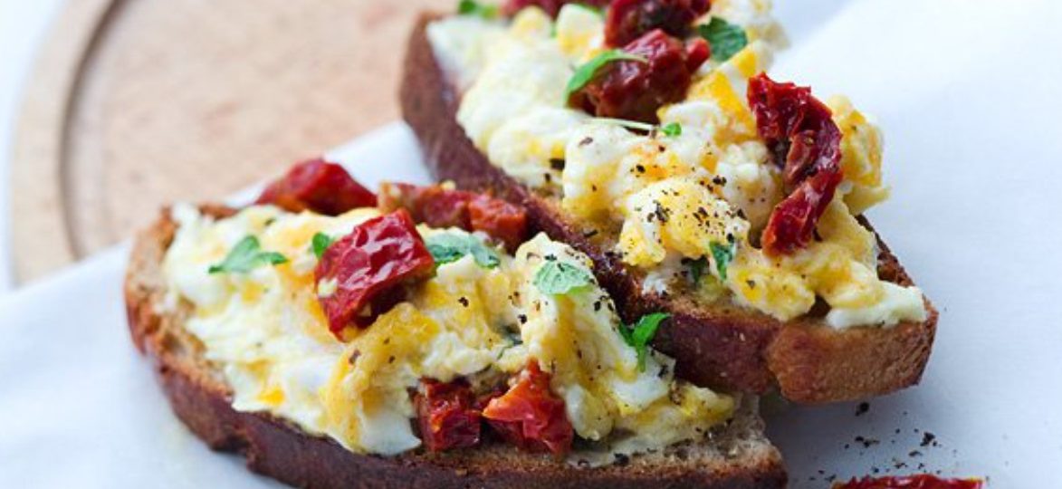 Jajecznica z suszonymi pomidorami