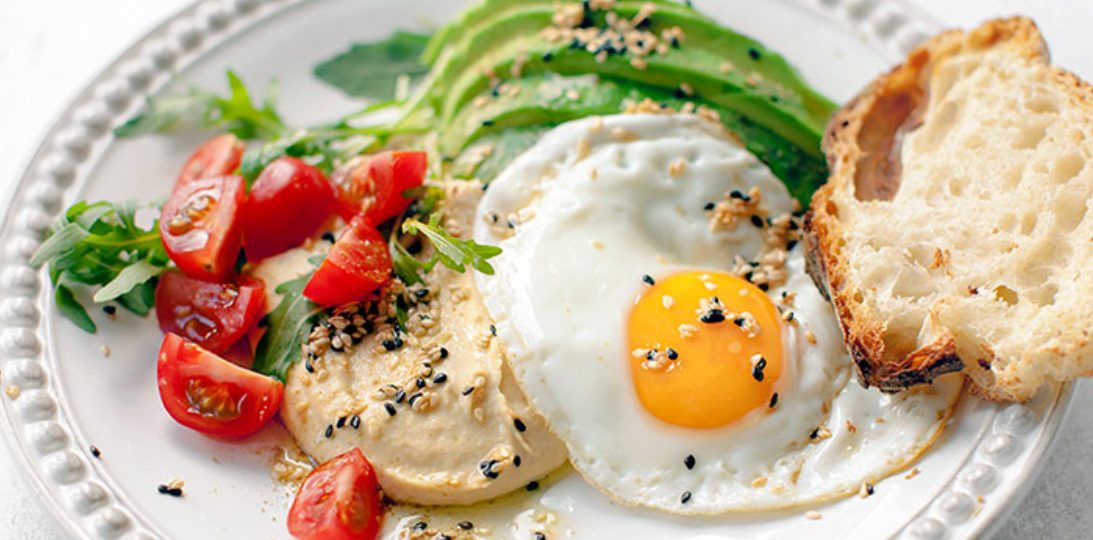 Jajko sadzone z hummusem