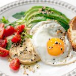Jajko sadzone z hummusem
